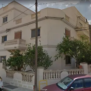 Corner Townhouse 1km From Habitación en casa particular Msida
